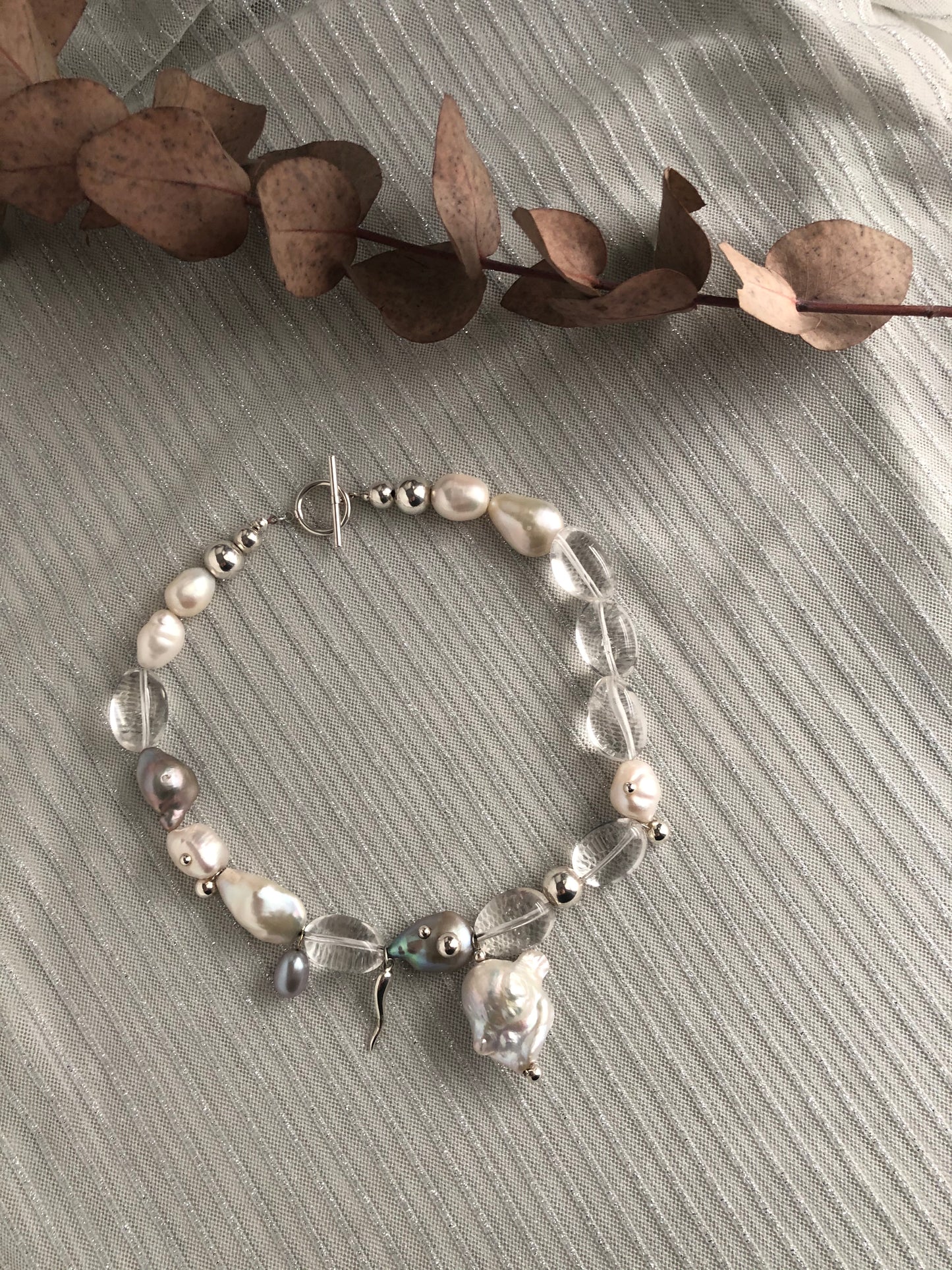 Mix of pearls and crystal necklace
