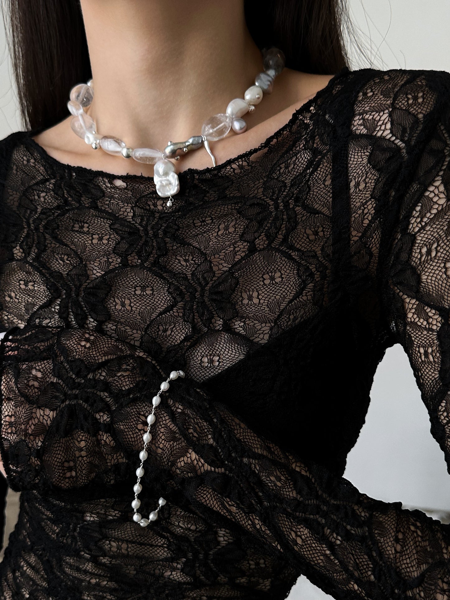 Mix of pearls and crystal necklace