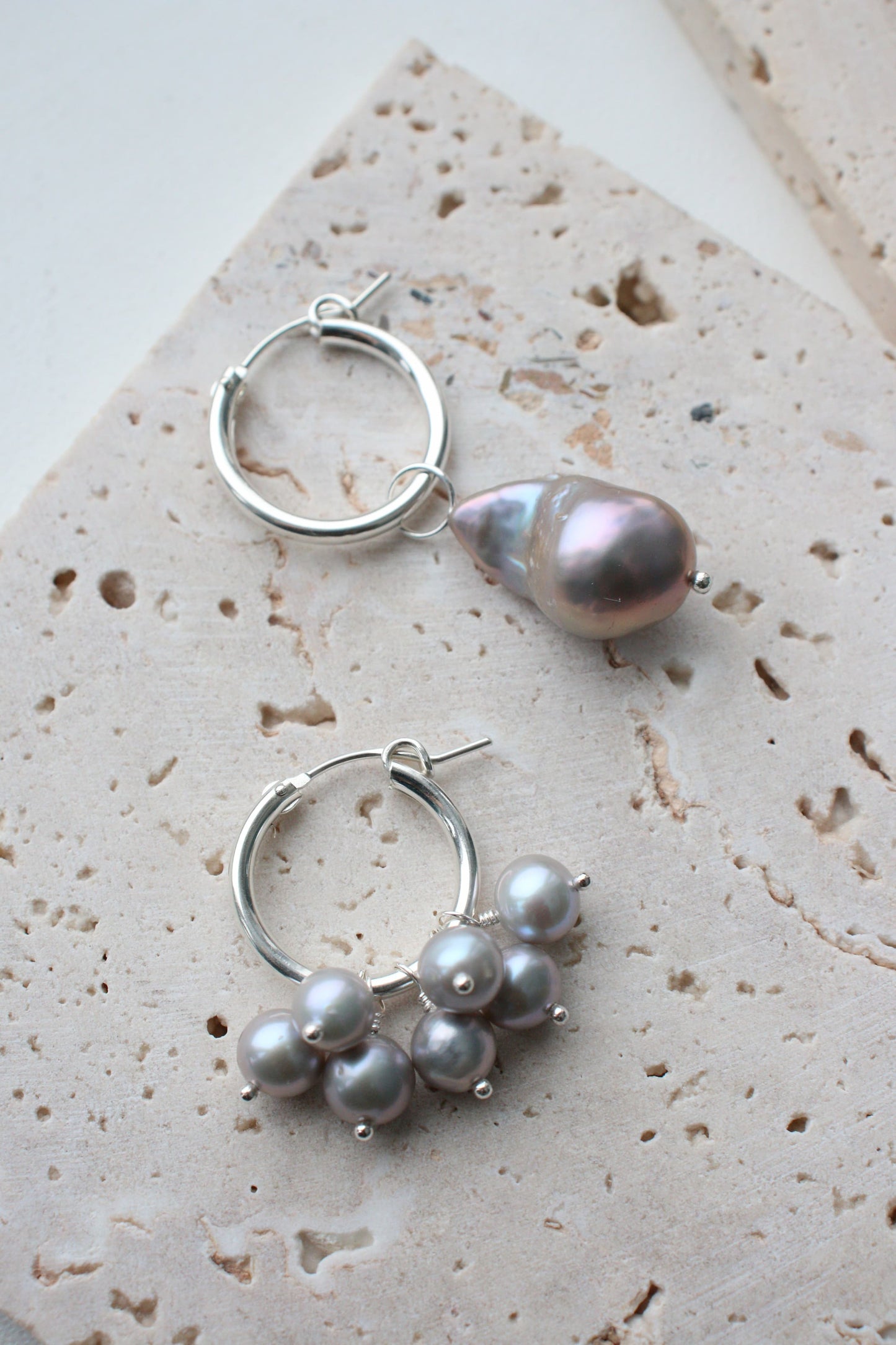 Asymmetrical earrings with gray pearls