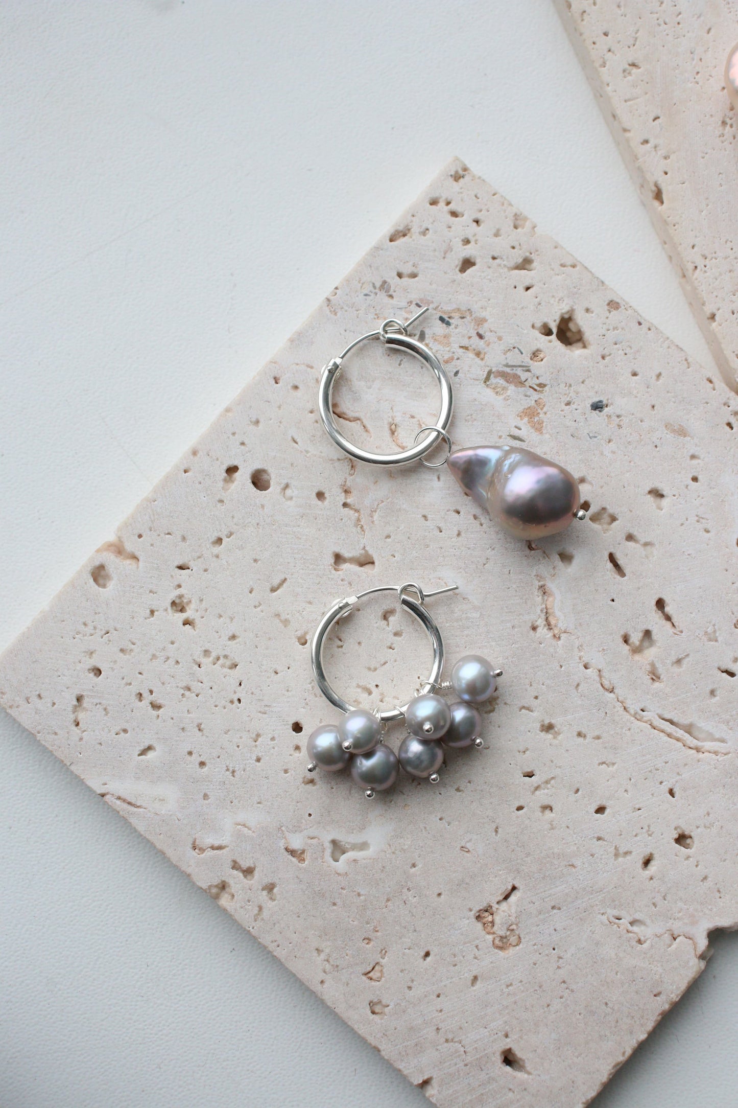 Asymmetrical earrings with gray pearls