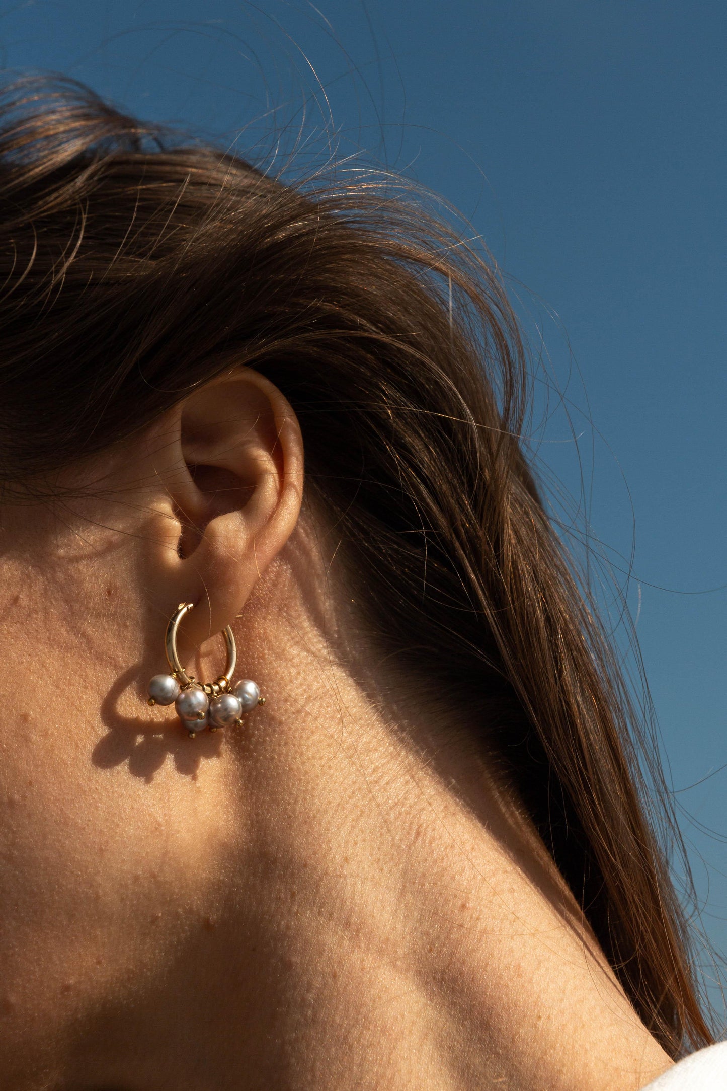 Asymmetrical earrings with gray pearls