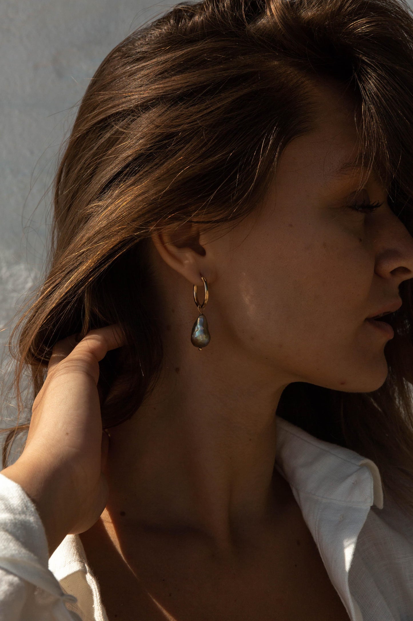 Asymmetrical earrings with gray pearls