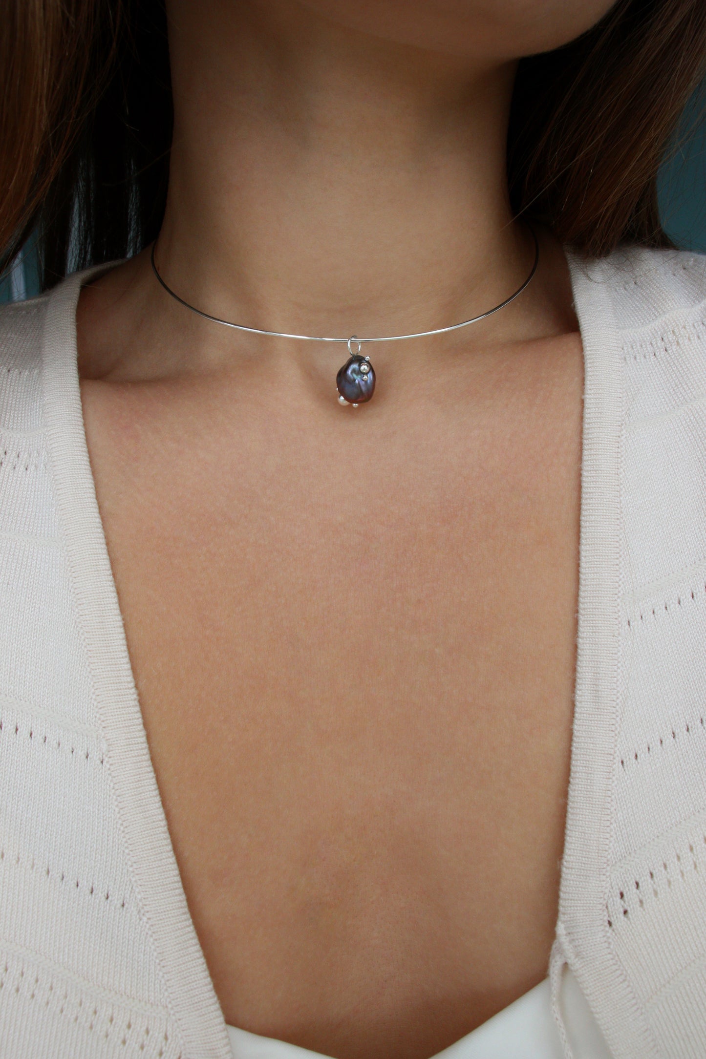 Necklace with black pearl