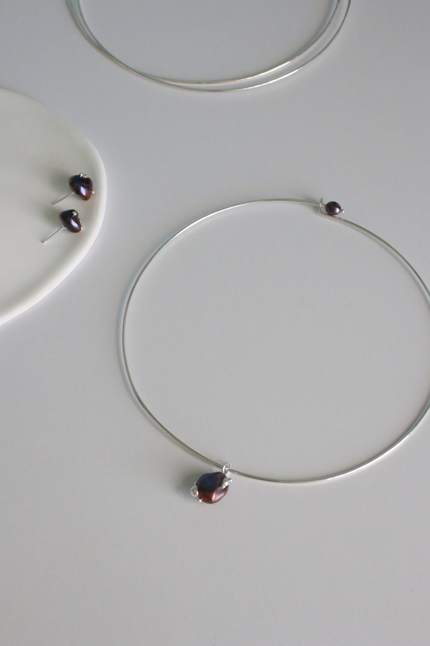Necklace with black pearl