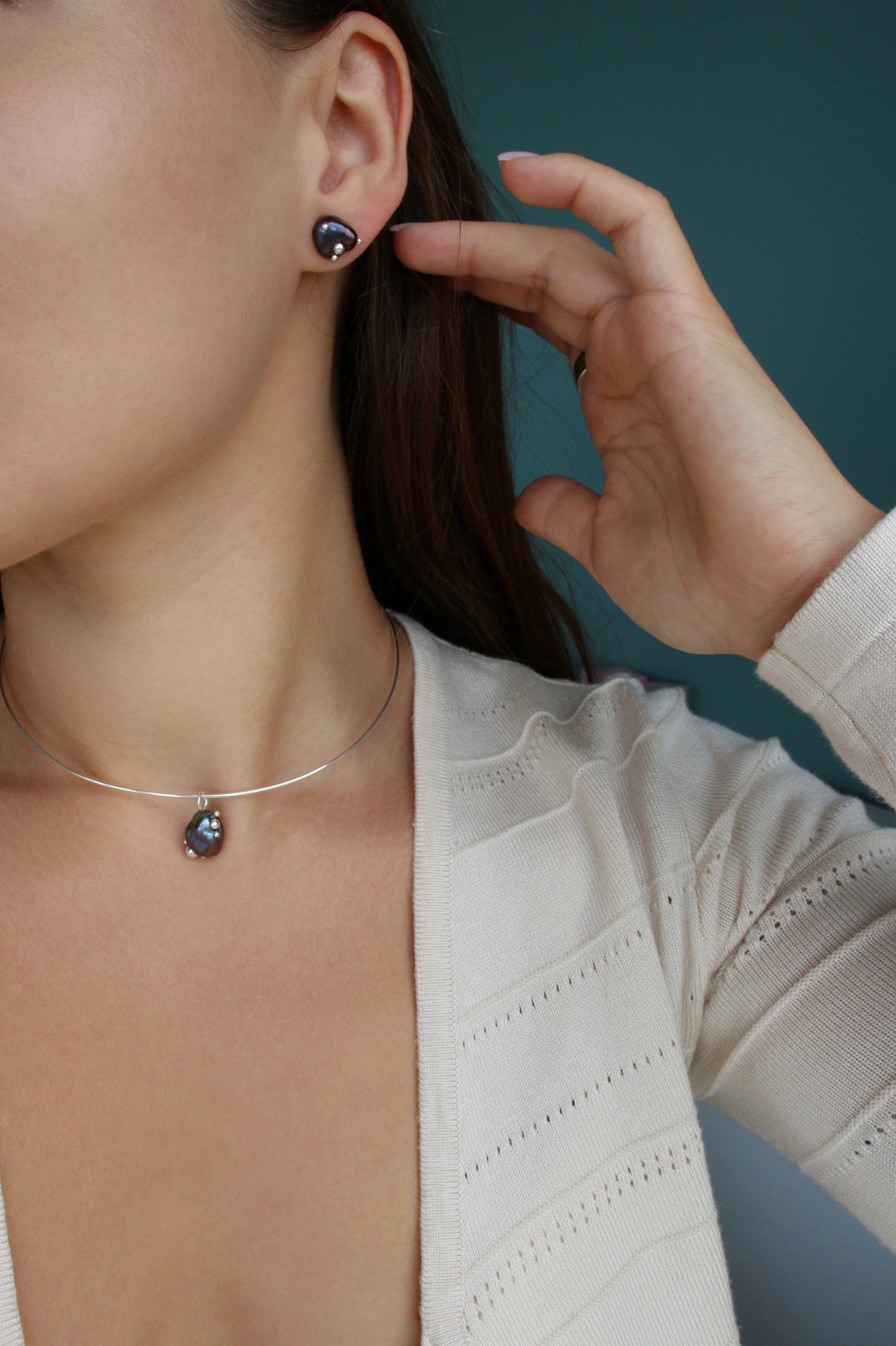 Necklace with black pearl