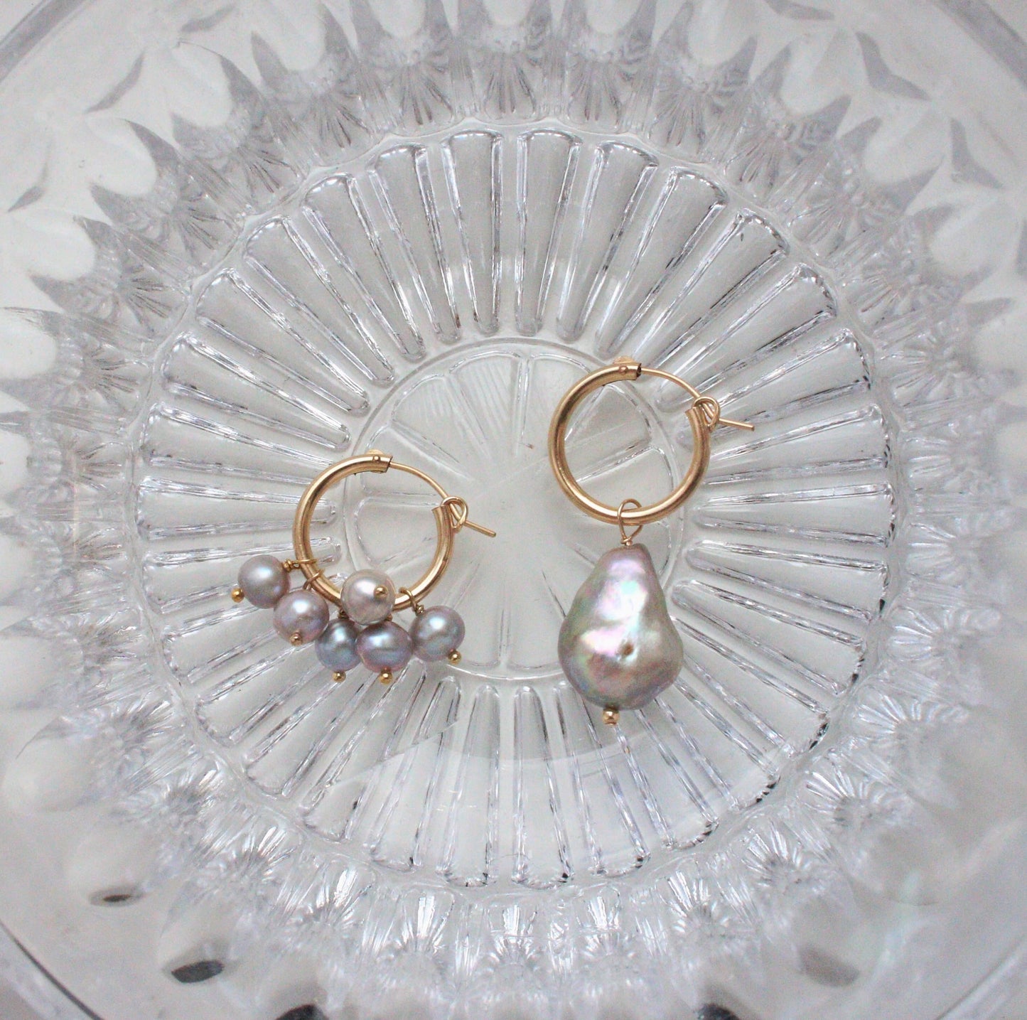 Asymmetrical earrings with gray pearls