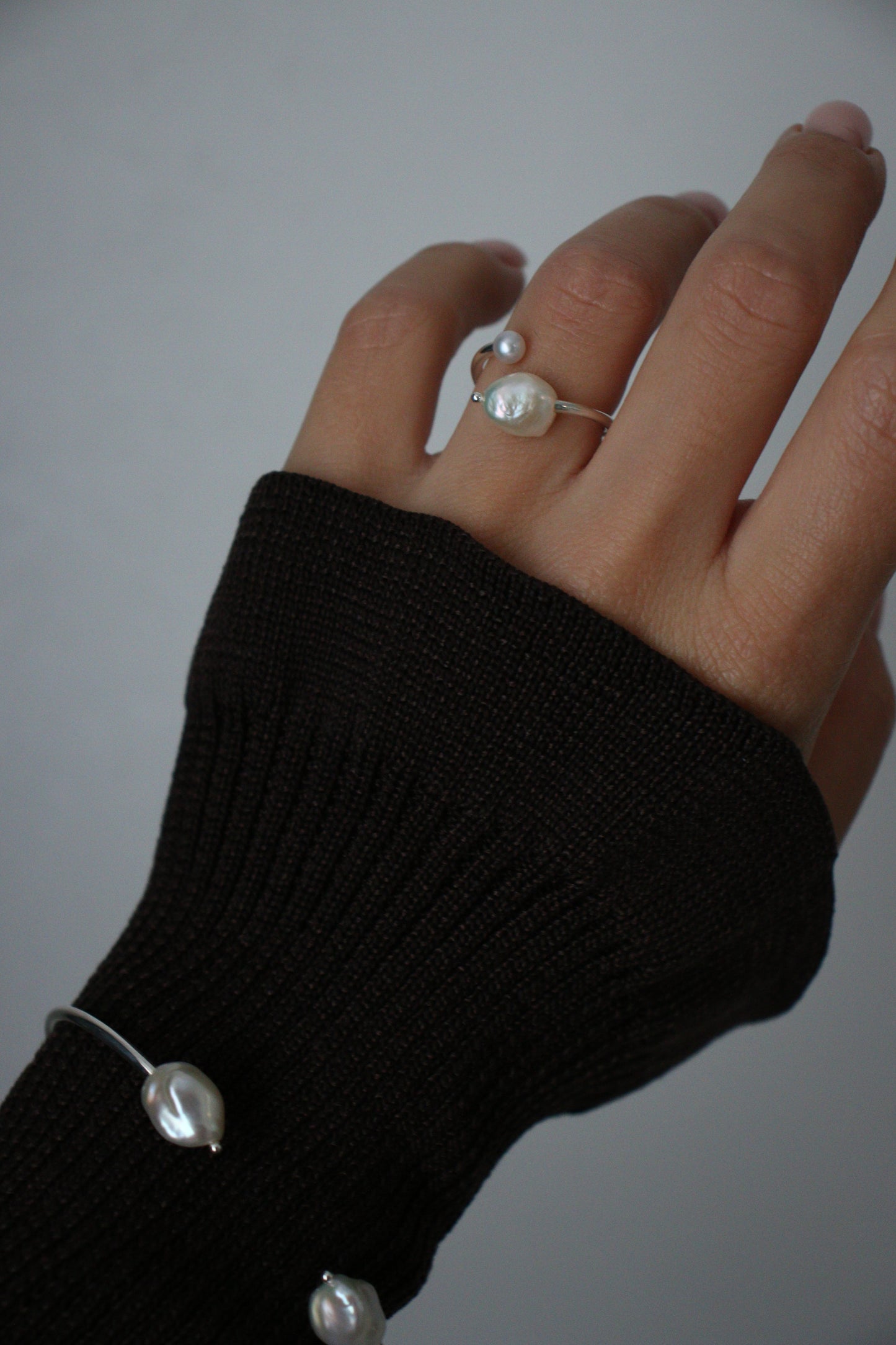 Open ring with two pearls