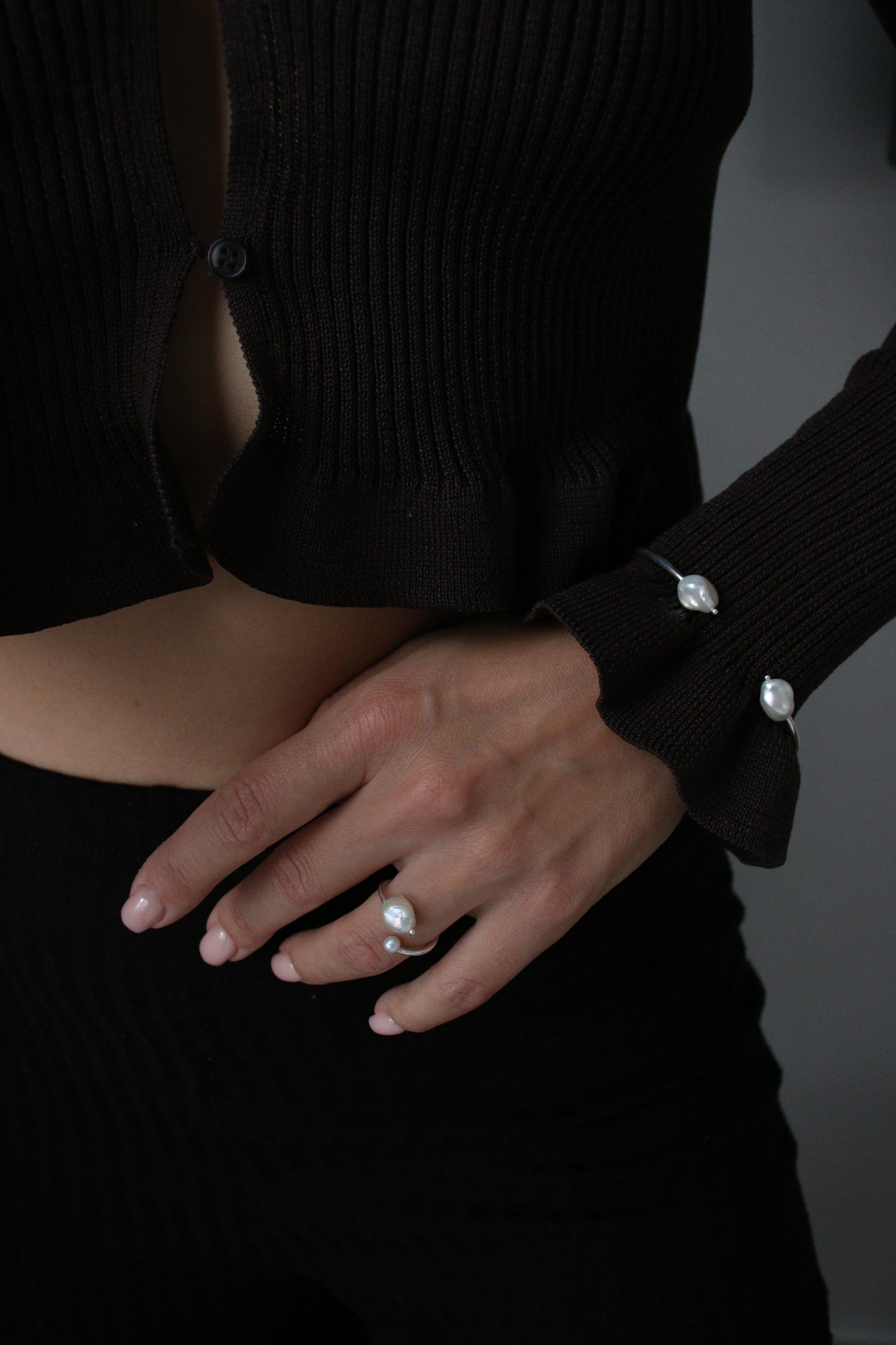 Open ring with two pearls