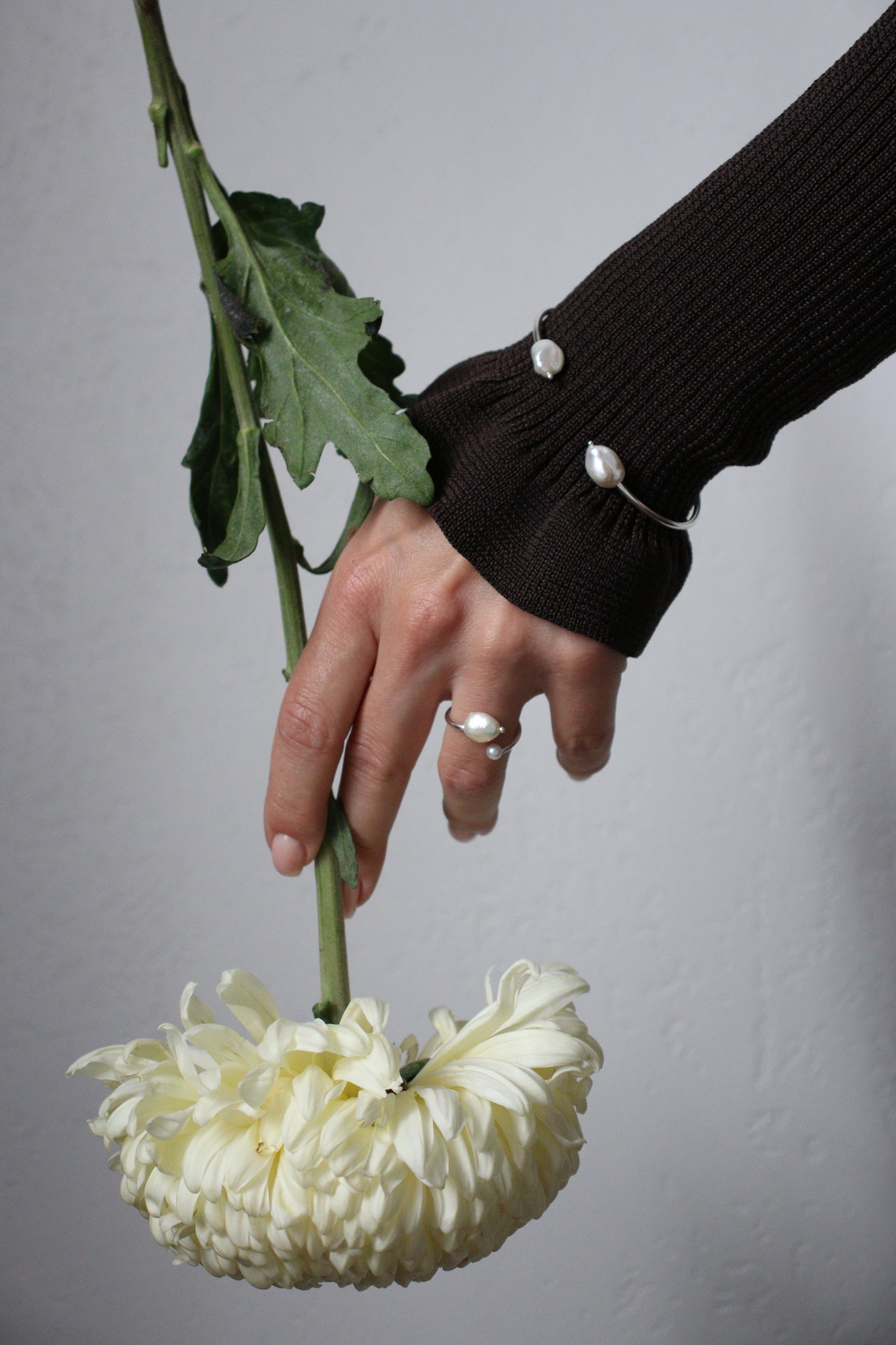 Open ring with two pearls