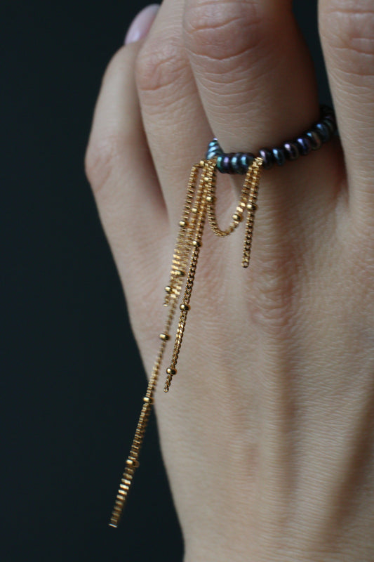 Black pearl ring with chains