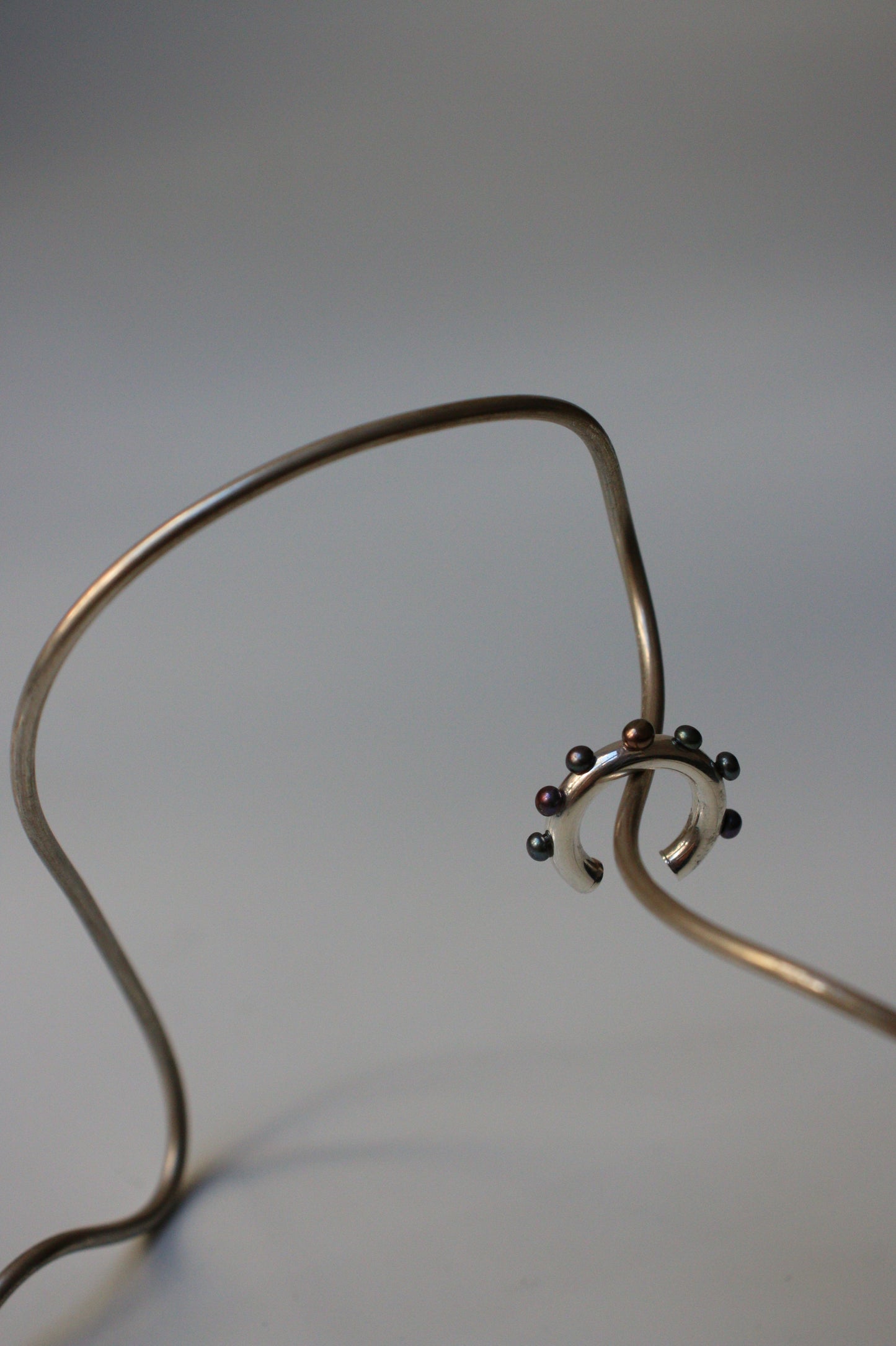 Cuff with pearls in a circle