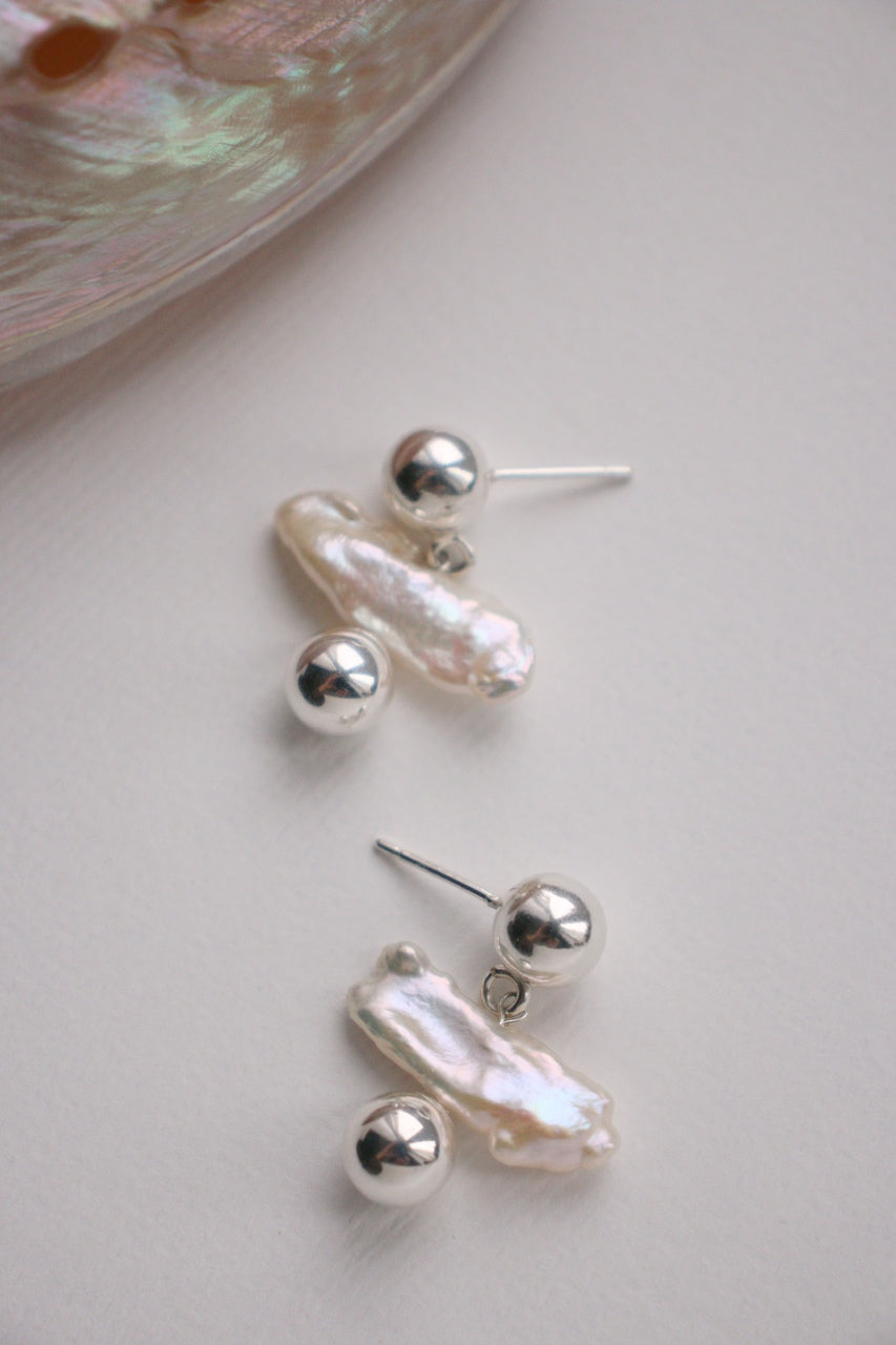 Baroque pearl earrings with drops