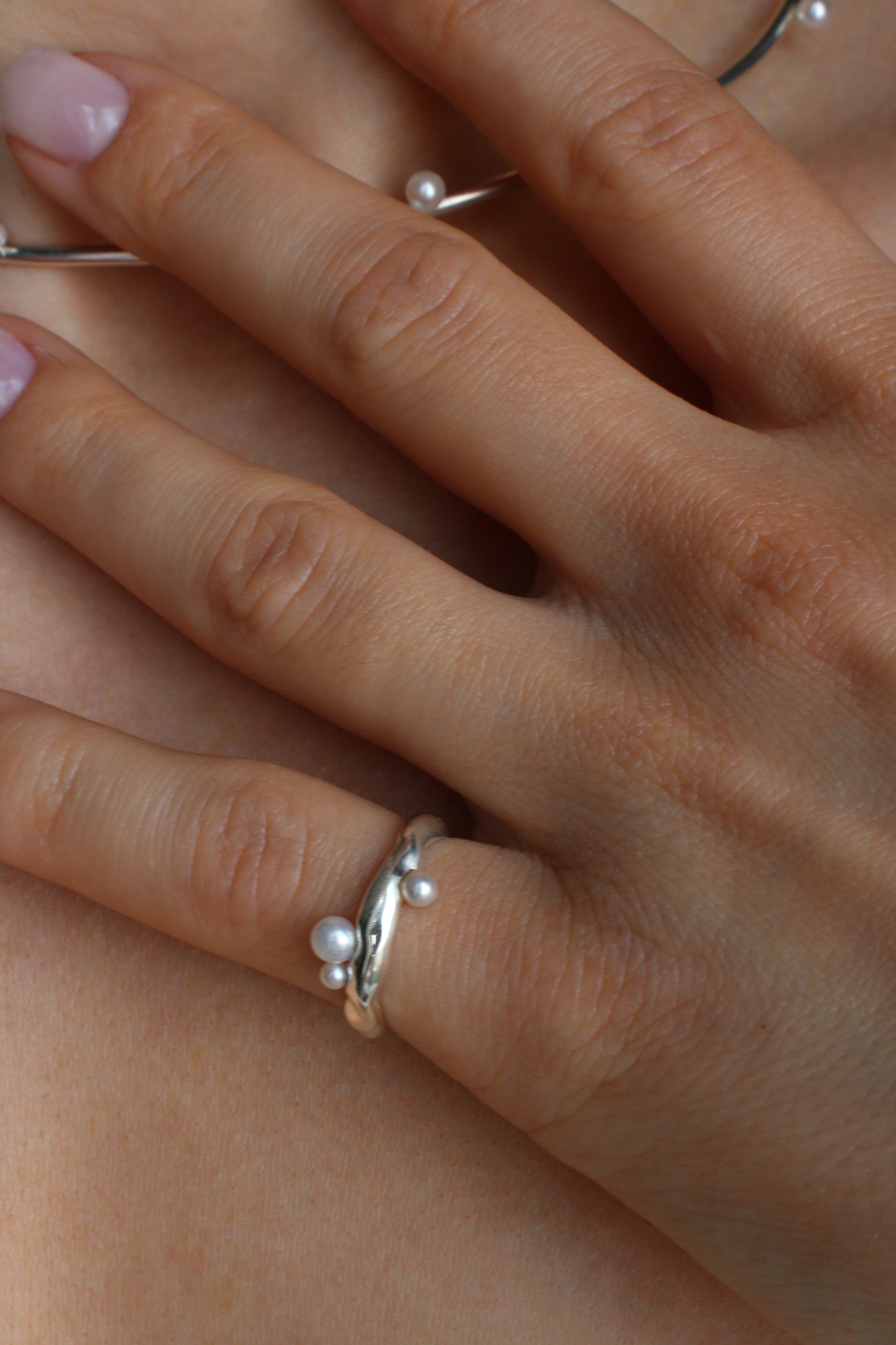 Каблучка «Тетіс» тонка з перлинами