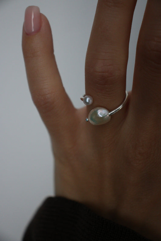 Open ring with two pearls